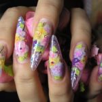 Цветочный маникюр в аквариумном стиле на очень длинные ногти с цветными рисунками и блестками