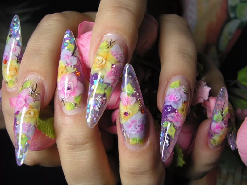 Цветочный маникюр в аквариумном стиле на очень длинные ногти с цветными рисунками и блестками