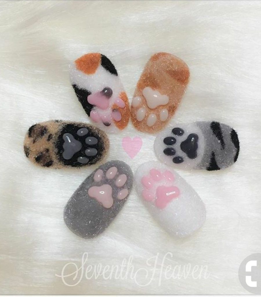 Детский дизайн ногтей в разных цветах с флоком и декором в виде кошачьих лапок