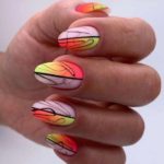 Дизайн цветных ярких ногтей с черными полосками и тонкой витиеватой паутинкой