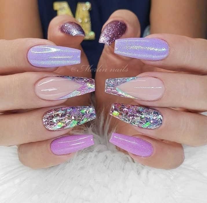 Дизайн длинных квадратных ногтей в разных оттенках лилового со слюдой