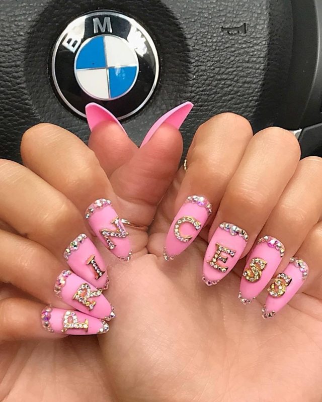 Дизайн длинных ногтей в розовом цвете с надписью из биндисов Принцесса