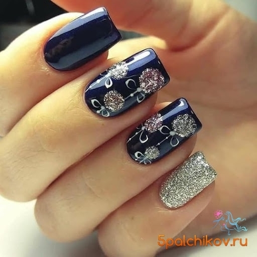 Дизайн на средние квадратные ногти в темно-синем цвете с рисунками новогодних шариков и блестками