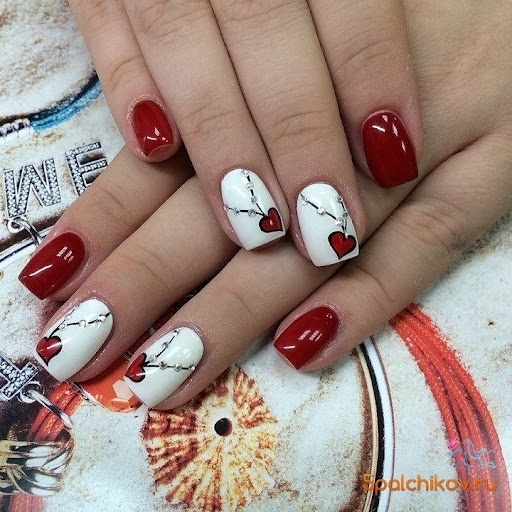 Дизайн ногтей для романтичных девушек в белом и красном цвете с рисунком сердец ко дню влюбленных
