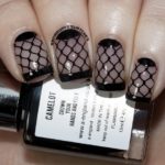 Дизайн ногтей капроновая сетка в черном цвете, лунками и френчем