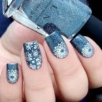 Дизайн ногтей на квадратные ногти средней длины в сине-серебристом цвете с наклейками снежинок