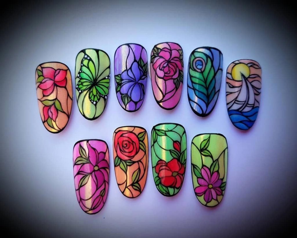 Дизайн ногтей с мозаичными витражами на цветочную тематику в нескольких оттенках