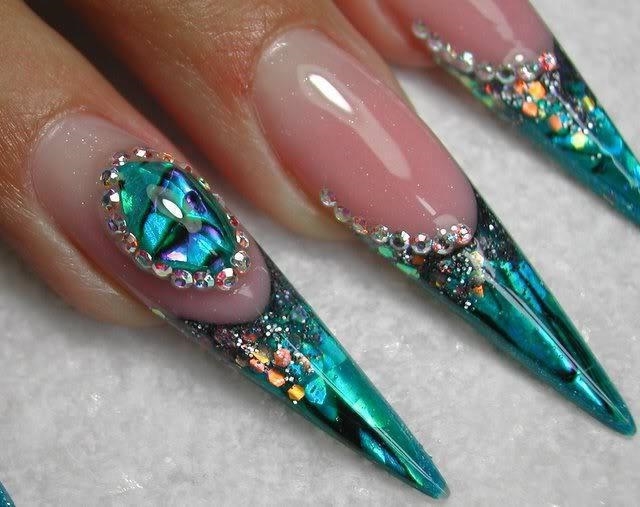 Дизайн ногтей стилетов в стиле френч с голубым кончиком и жидкими мерцающими камнями