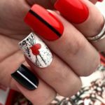 Дизайн средних квадратных ногтей в красном, черном, белом цвете с сердцем и контрастными полосками
