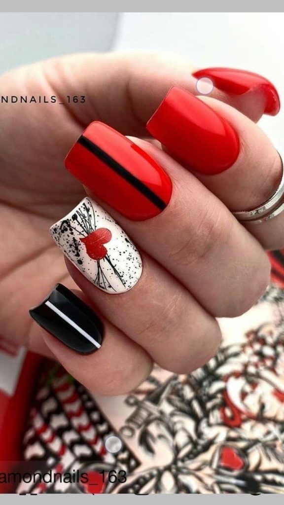 Дизайн средних квадратных ногтей в красном, черном, белом цвете с сердцем и контрастными полосками