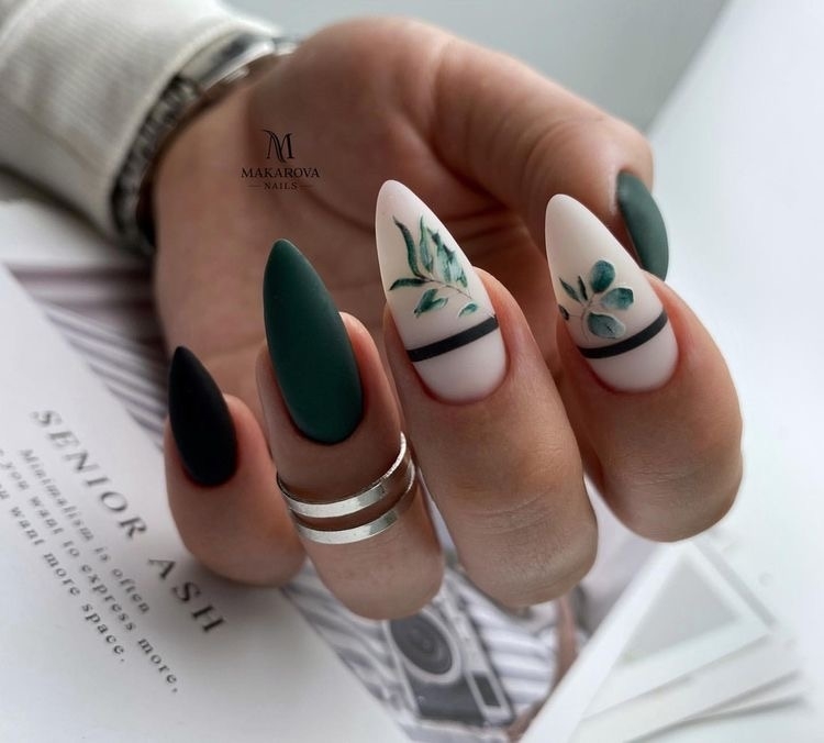 Дизайн в бело-зеленом цвете на миндальные ногти с весенним цветочным рисунком