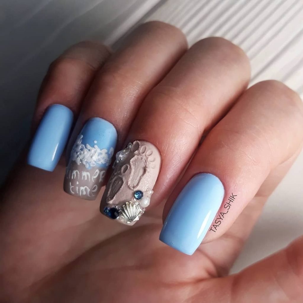 Голубой морской дизайн ногтей с надписью Summer time, декором в виде следов на песке и ракушек