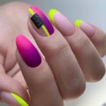 Идея летнего дизайна ногтей в фиолетовом и неоновом желтом цвете с надписью LOVE