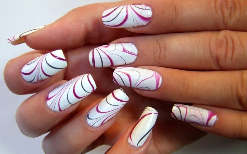 Идея оформления длинных ногтей в белом цвете со свободными черно-розовыми узорами