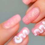 Идея оформления ногтей с розовым декоративным песком и объемной лепкой