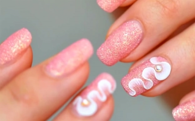 Идея оформления ногтей с розовым декоративным песком и объемной лепкой