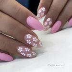 Идея весеннего оформления ногтей в ярком оттенке розового с рисунками миниатюрных цветов