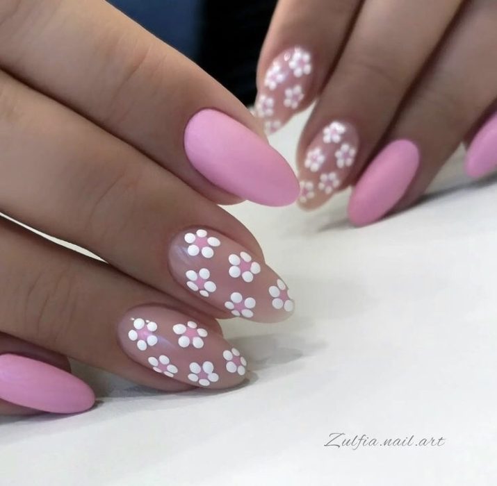 Идея весеннего оформления ногтей в ярком оттенке розового с рисунками миниатюрных цветов