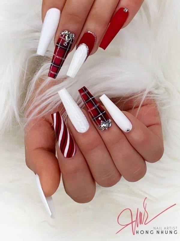 Идея зимнего дизайна ногтей в красно-белом цвете с клетчатым, полосатым и вязаным узором