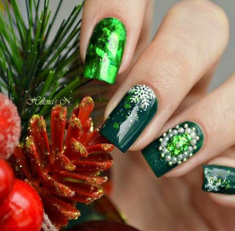 Изысканный зеленый маникюр на новый год с венком из страз и жемчужен и снежинками на квадратных ногтях