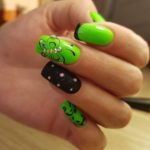 Кислотный зеленый маникюр с черными рисунками и стразами на квадратных ногтях