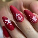Красивый красный матовый маникюр на длинные ногти с белыми рисунками мишки и снежинок