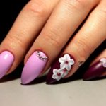 Красивый розово-бардовый маникюр со стразами и лепкой в виде цветочных лепестков