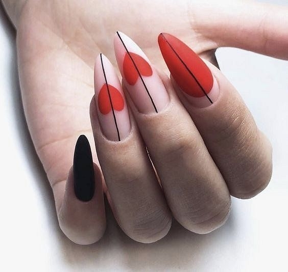 Красно-черный маникюр на длинный ногти с тонкими полосками посередине ногтя, рисунками сердец