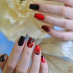 Красно-черный винтажный дизайн ногтей со сложными контрастными узорами и объемными цветами