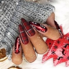 Красный маникюр на рождество с дизайном в клетку и снежинками на длинные ногти