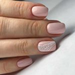 Кремовый дизайн ногтей на каждый день с оформлением Морская пена на безымянном пальце