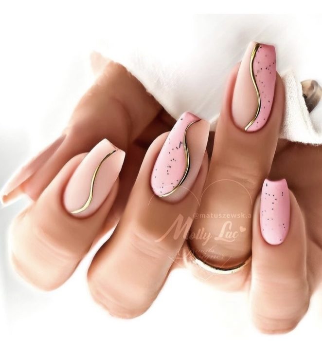 Лаконичный дизайн ногтей в розовом цвете с аккуратным золотистым оформлением