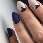 Лаконичный дизайн ногтей в синем цвете с блестящими лунками, матовым и глянцевым покрытием