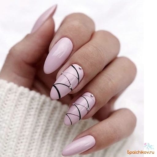 Лаконичный розовый дизайн ногтей с черными простыми узорами-полосками и стразами