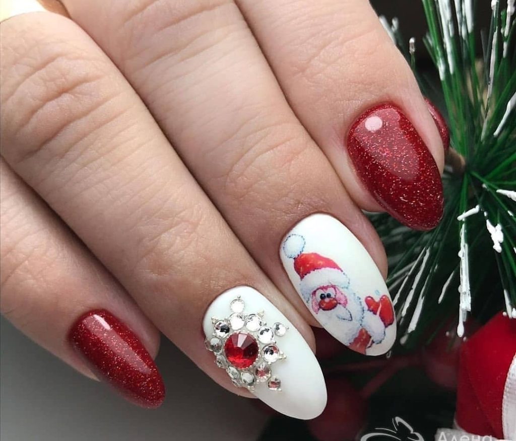 Маникюр на новый год в красном и белом цветах с дедом морозом и дизайном из страз на ногти средней длины овальной формы
