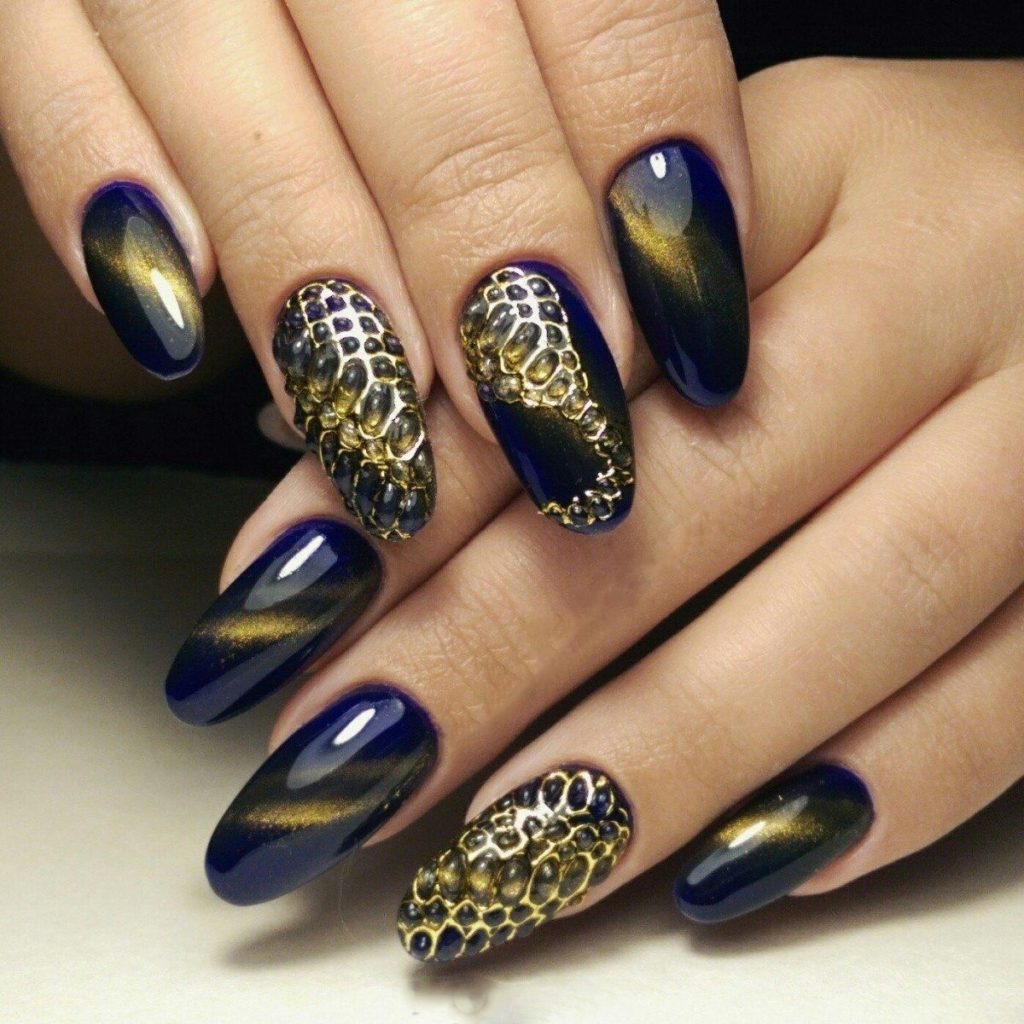 Мерцающий сине-золотистый дизайн ногтей Кошачий глаз с декором в виде крокодиловой кожи