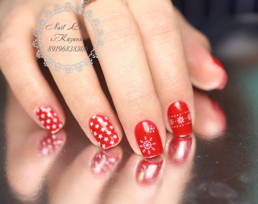Милейший красный маникюр на новый год со снежинками и звездочками на короткие ногти