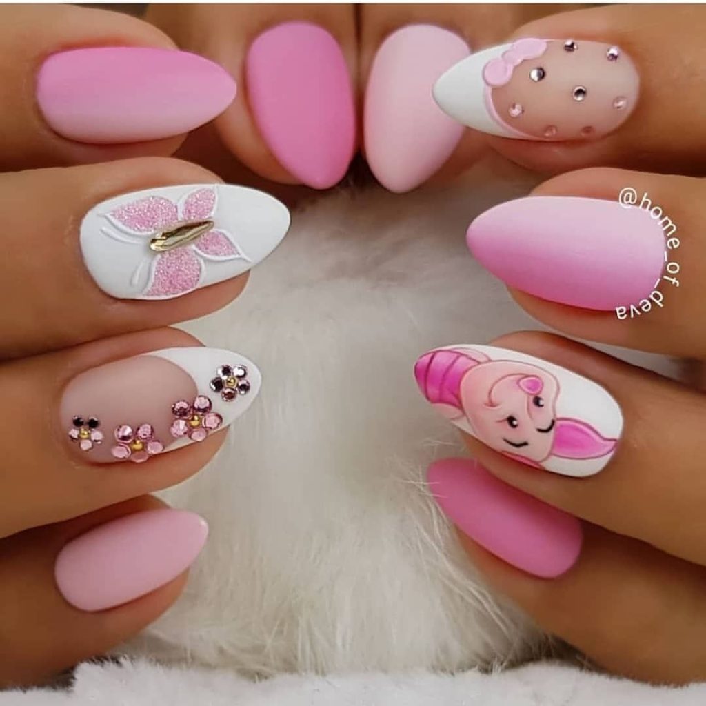 Милый детский дизайн ногтей в бело-розовом цвете с декором в виде бабочки, цветов, рисунком Пятачка