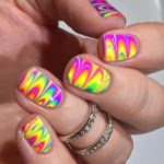 Многоцветный водный дизайн ногтей с простыми узорами в розовом, желтом и других ярких оттенках
