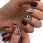 Модные ногти в черном цвете с тонкими полосками на нюдовой основе и леопардовым принтом