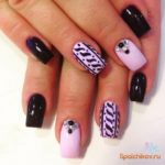 Модный вариант оформления ногтей с черным и розовым цветом, простыми узорами и стразами