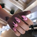 Молодежный черно-розовый дизайн ногтей с геометрическими узорами и надписями