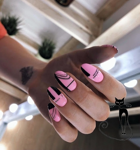 Молодежный черно-розовый дизайн ногтей с геометрическими узорами и надписями