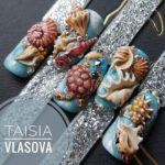 Морской дизайн ногтей со сложным объемным декором в виде черепах, ракушек, моллюсков