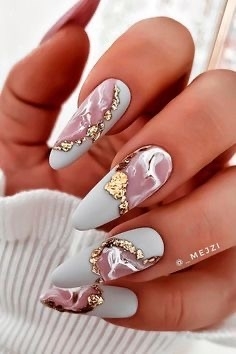 Мраморное оформление ногтей в серо-розовом цвете с золотистой декоративной отделкой из потали