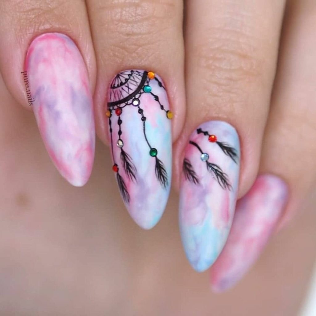 Мраморный дизайн ногтей в нежных розово-голубых тонах с рисунком ловца снов и цветными стразами