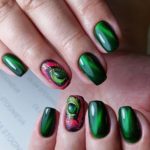 Насыщенный магнитный зеленый дизайн ногтей с рисунком в 3Д эффекте Перо павлина