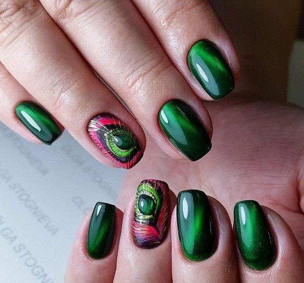 Насыщенный магнитный зеленый дизайн ногтей с рисунком в 3Д эффекте Перо павлина