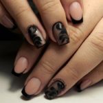 Неброский черный французский дизайн на ногти квадратной формы с растительным узором в песке