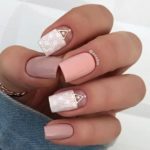 Неброский повседневный дизайн на квадратные ногти в розово-кремовом цвете с жемчугом